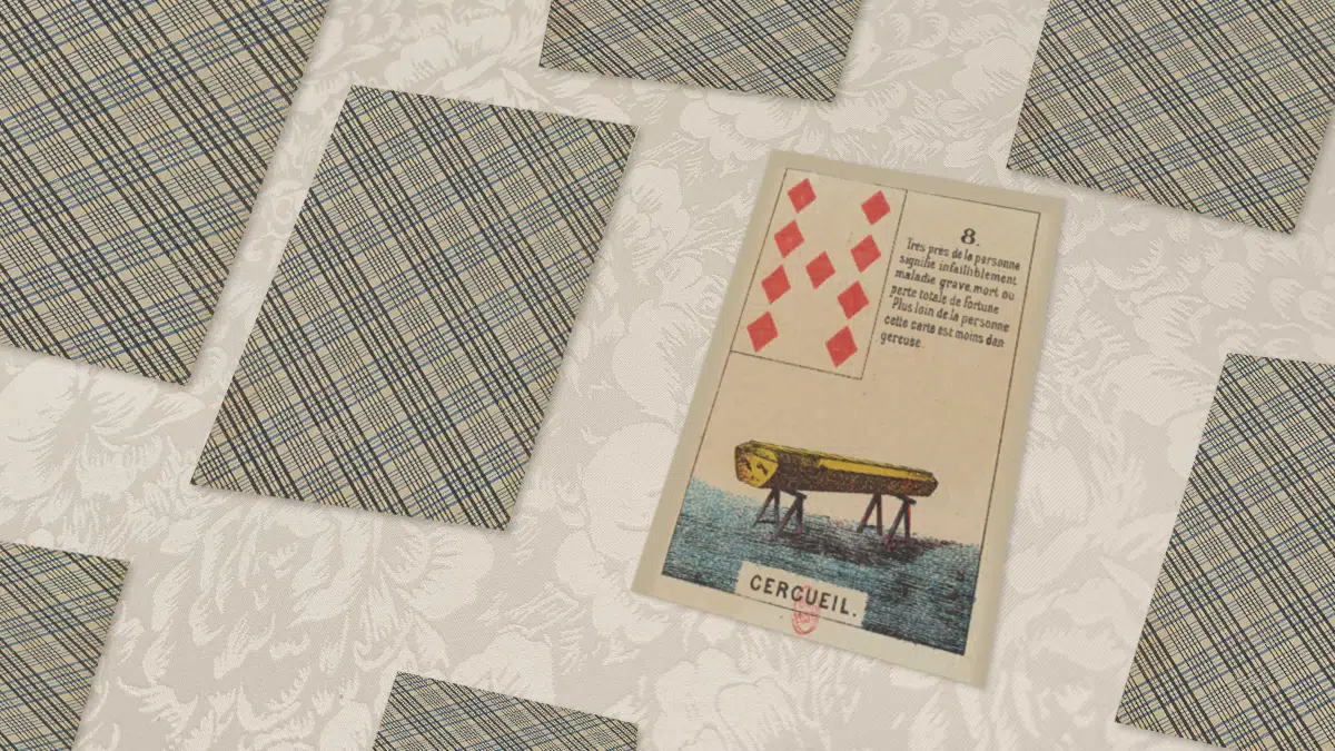 Carte Cercueil n°8 du Petit Lenormand en situation de tirage